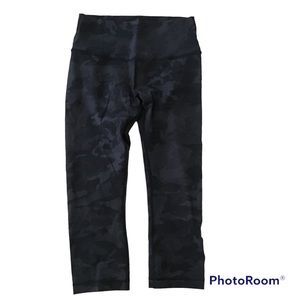 Lululemon athletica Black Camo Cropped Leggings Size 8